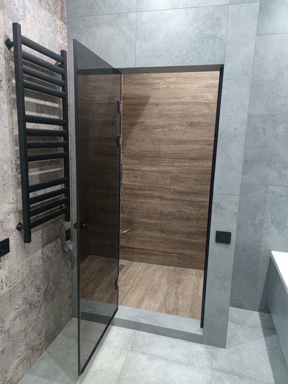 Glass shower doors